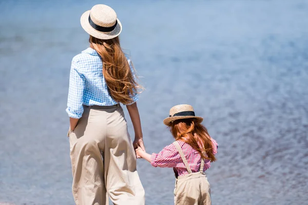 Mãe e filha andando na praia — Fotografia de Stock