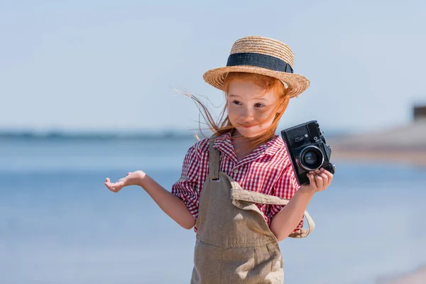 カメラと赤毛の子 — ストック写真