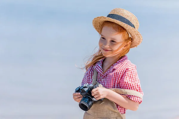 Roodharige kind met camera — Stockfoto