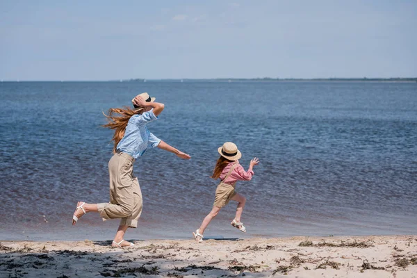 Glückliche Mutter und Tochter am Strand — Stockfoto