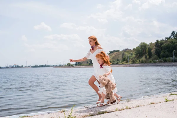 Mother and daughter on quay — Stock Photo, Image