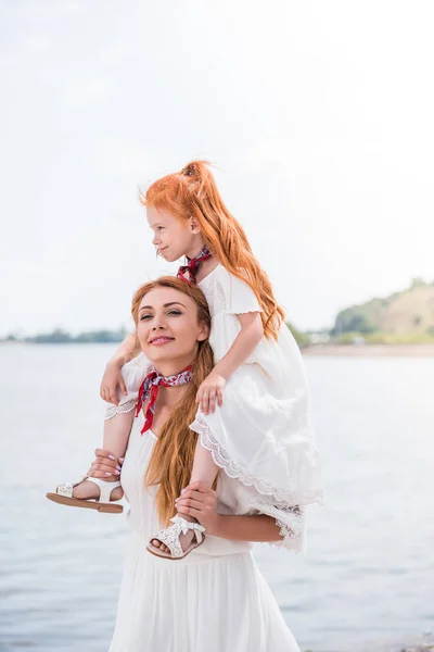 Mother carrying daughter — Stock Photo, Image