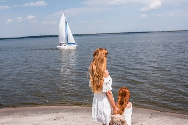 Mère et fille regardant yacht — Photo