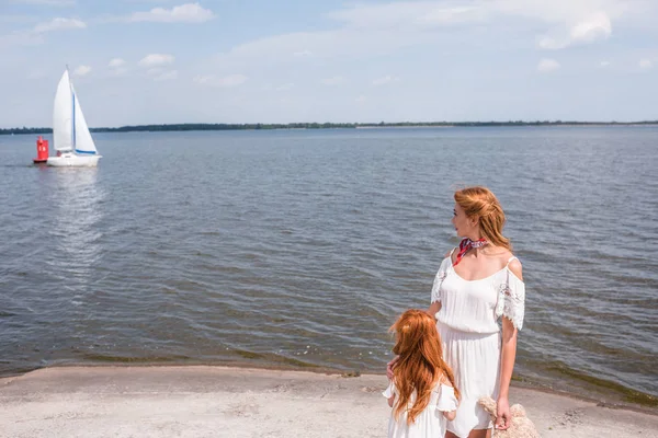 Mutter und Tochter blicken auf Jacht — kostenloses Stockfoto