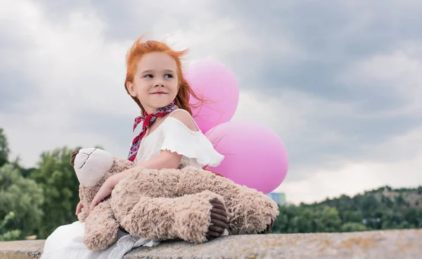 Enfant avec ballons et ours en peluche — Photo gratuite