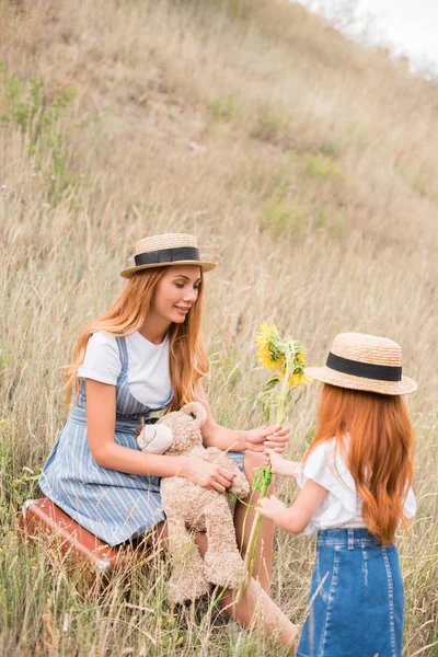 Mother and daughter with flowers — Free Stock Photo