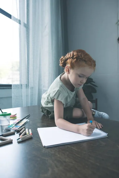 Klein meisje tekening — Stockfoto