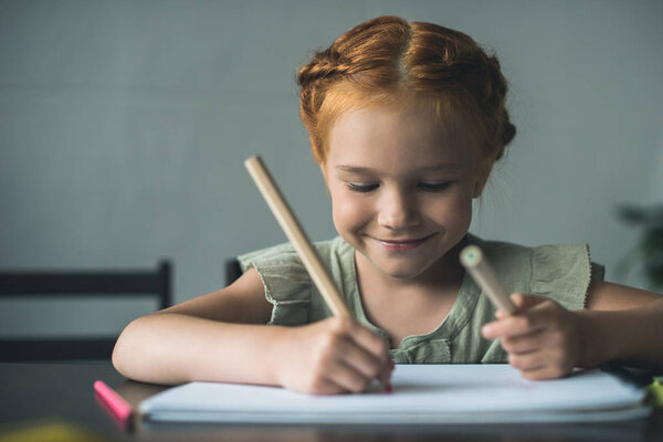 Маленькая девочка рисует
