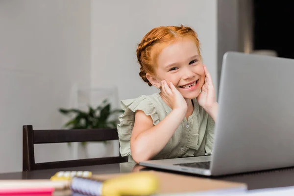 Glad liten flicka med laptop — Stockfoto