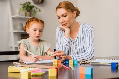 Anne ve kızı öğrenme matematik küpleri ile