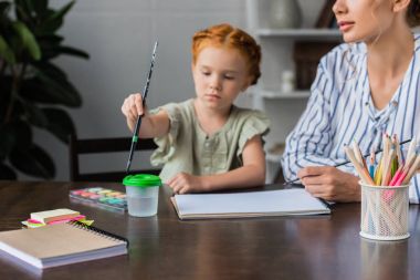 Anne ve kızı albümde çizim