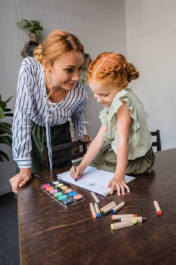 Anne ve kızı albümde çizim