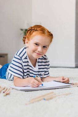 küçük kız çizim