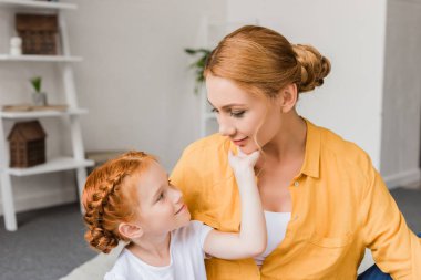 güzel anne ve kızı