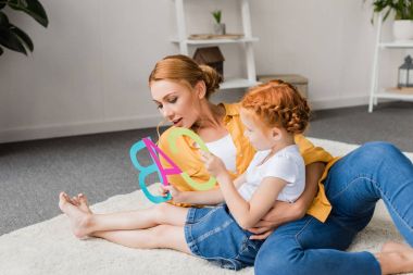 Anne ve kızı öğrenme alfabesi