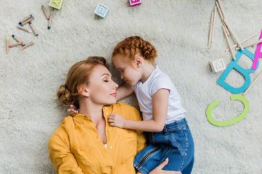 Anne ve kızı yerde döşeme