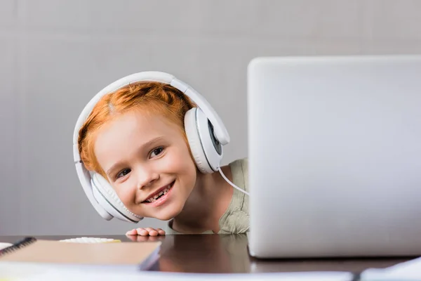 Laptop ve kulaklık ile küçük kız — Stok fotoğraf