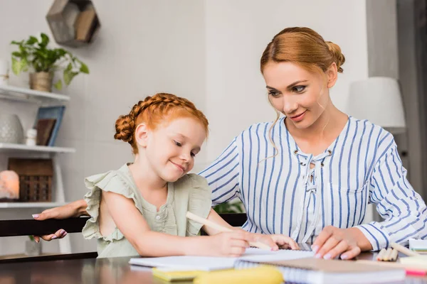 Liefdevolle moeder dochter kijken — Stockfoto