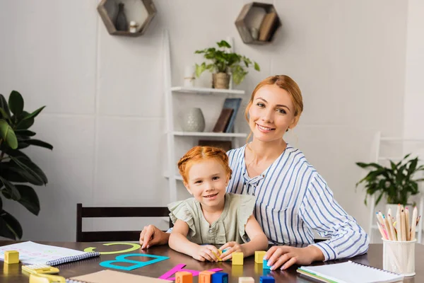 Mãe e filha aprendendo alfabeto — Fotografia de Stock