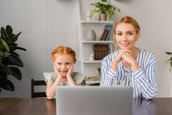 Mother and daughter with laptop — Stock Photo, Image