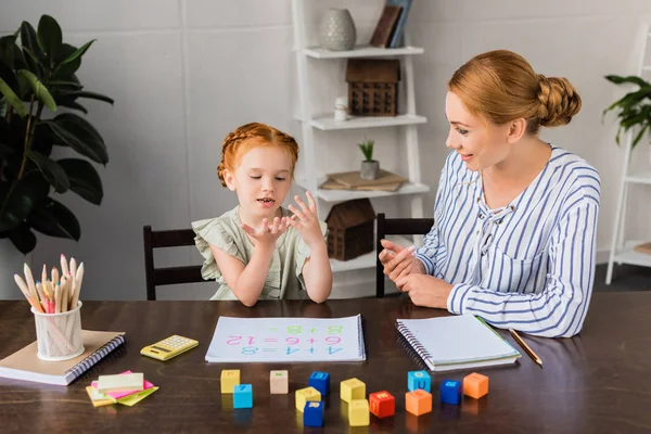 Anya és lánya tanulási matematikai otthon — Stock Fotó