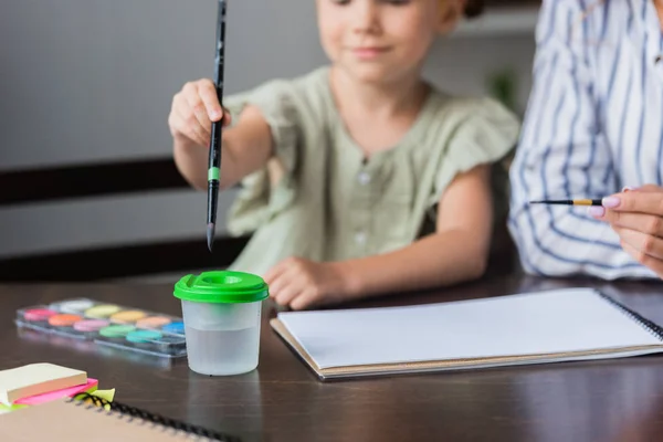 Mother and daughter drawing in album — Stock Photo, Image