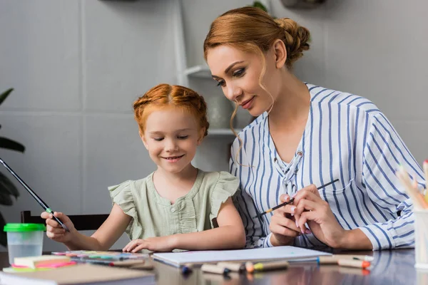 Madre e hija dibujando en álbum — Foto de Stock