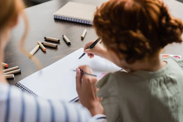 Madre e figlia che disegnano in album — Foto Stock