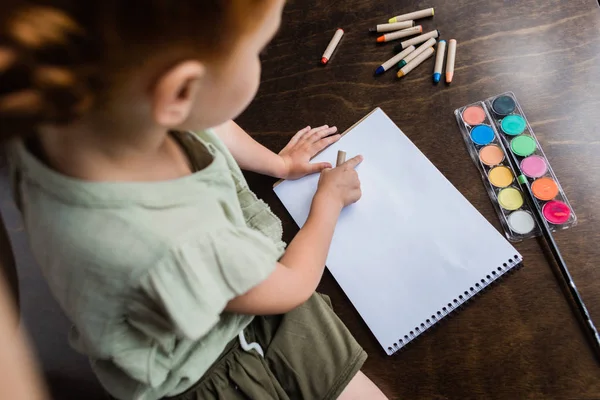 Klein meisje tekening — Stockfoto