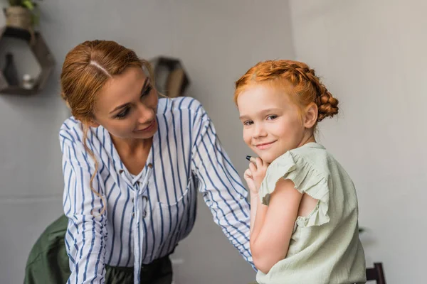 Bella rossa madre e figlia — Foto Stock