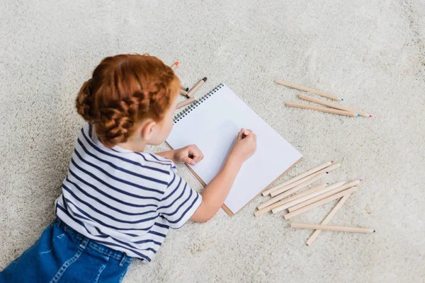 Gadis kecil menggambar — Stok Foto