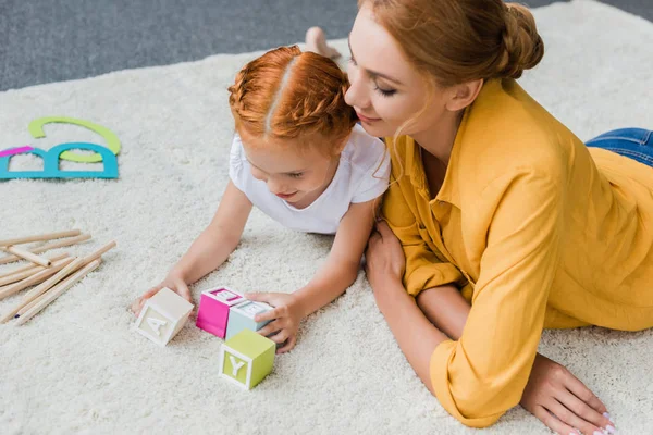 Мати і дочка грають з кубиками літери — стокове фото