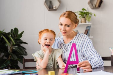 Anne ve kızı öğrenme alfabesi