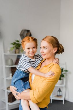 Anne ve kızı kucaklıyor