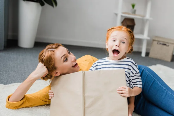 Madre e hija con libro —  Fotos de Stock