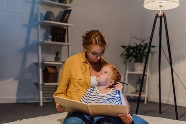 Mãe e filha leitura livro — Fotografia de Stock