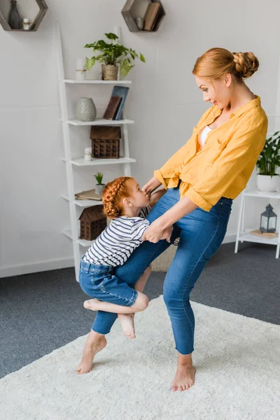 Mor och dotter leker — Stockfoto