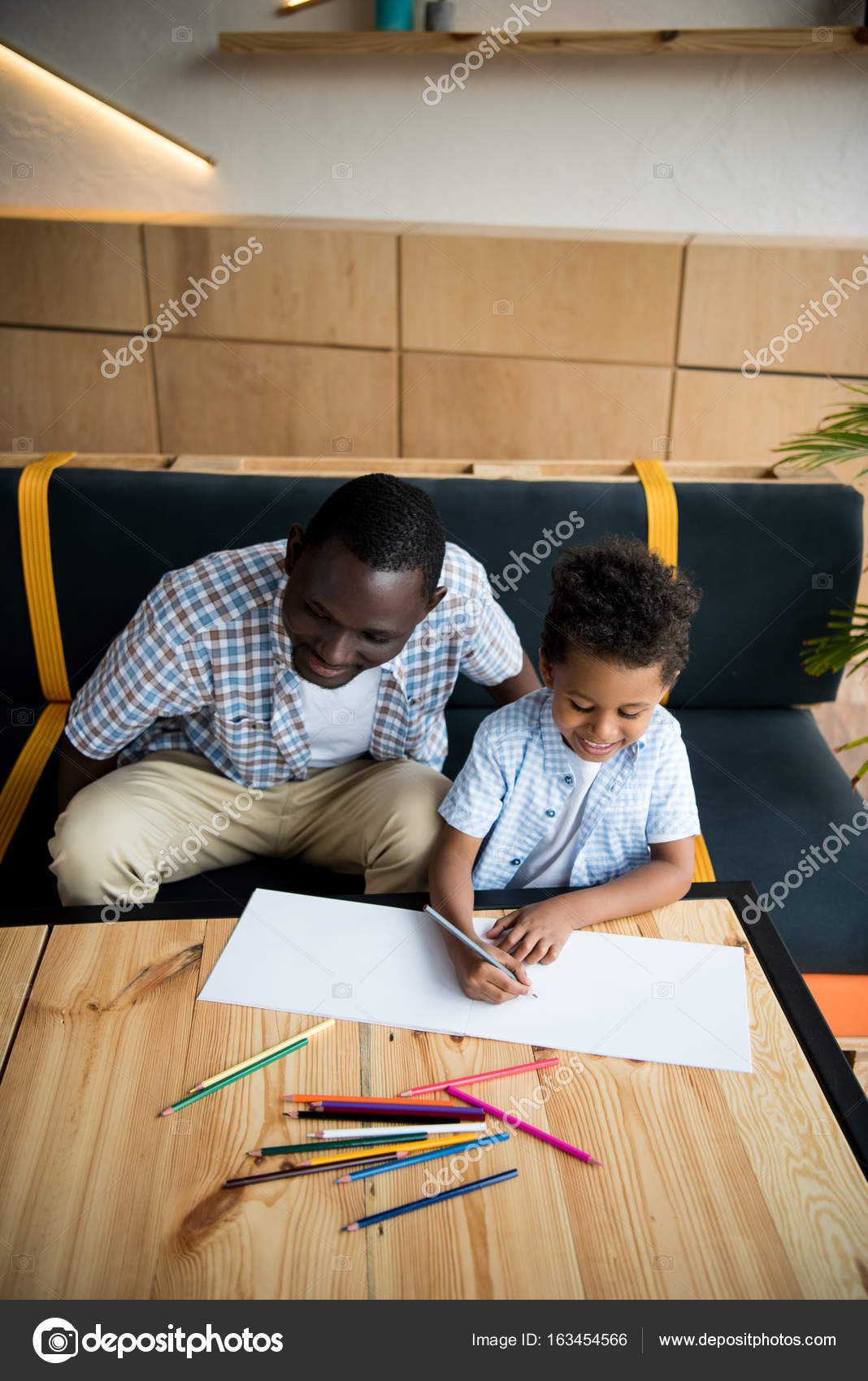 Drawing of father and son | Father and son drawing together — Stock