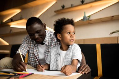 Baba ve oğul birlikte çizim