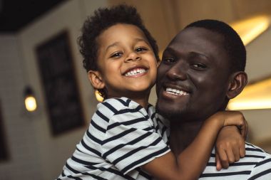 Afro-Amerikan baba ve çocuk sarılma