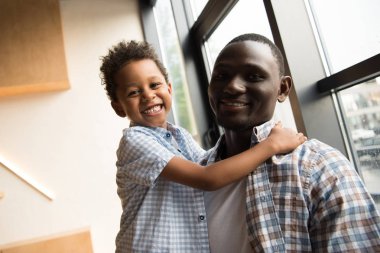 Afro-Amerikan baba ve çocuk sarılma