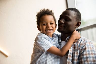 Afro-Amerikan baba ve çocuk sarılma