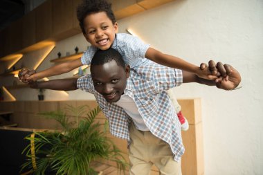 Afro-Amerikan baba oğul piggybacking