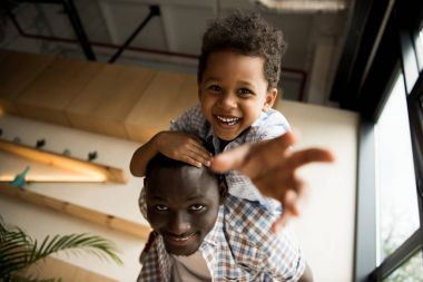 Afro-Amerikan baba ve çocuk sarılma