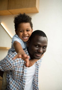 Afro-Amerikan baba ve çocuk sarılma