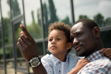 Afro-Amerikan baba ve oğul uzağa arıyorsunuz