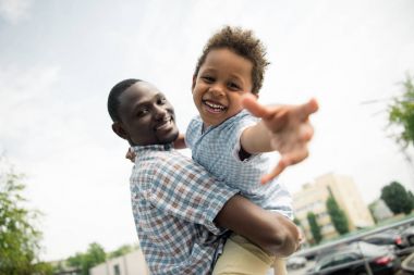 Afro-Amerikan baba ve çocuk sarılma