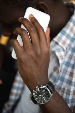 Afrika kökenli Amerikalı adam ile smartphone