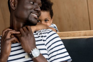 Afro-Amerikan baba ve çocuk sarılma