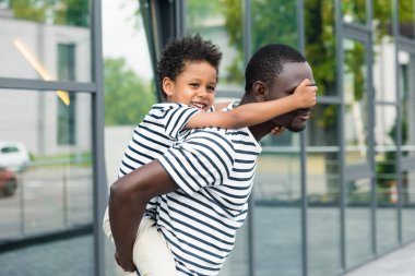 Afro-Amerikan baba oğul piggybacking